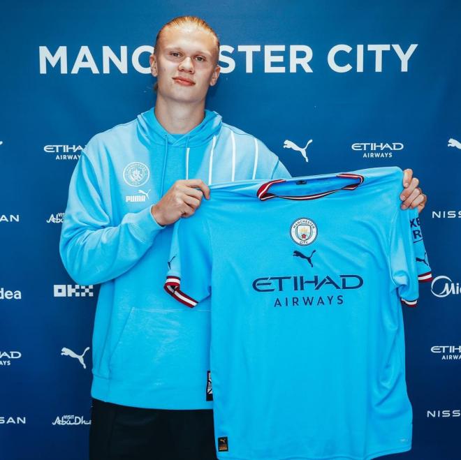 Haaland en la firma de contrato con el City (Foto: Manchester City)