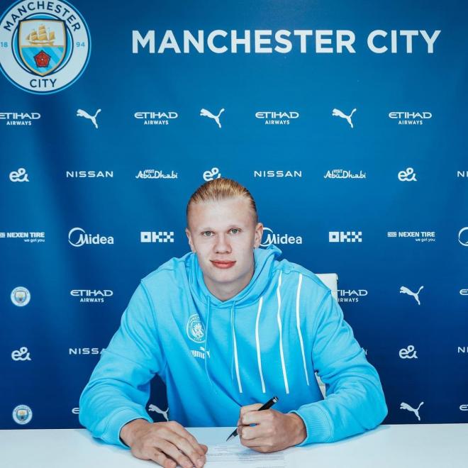 Haaland, en la firma de contrato con el City (Foto: Manchester City).