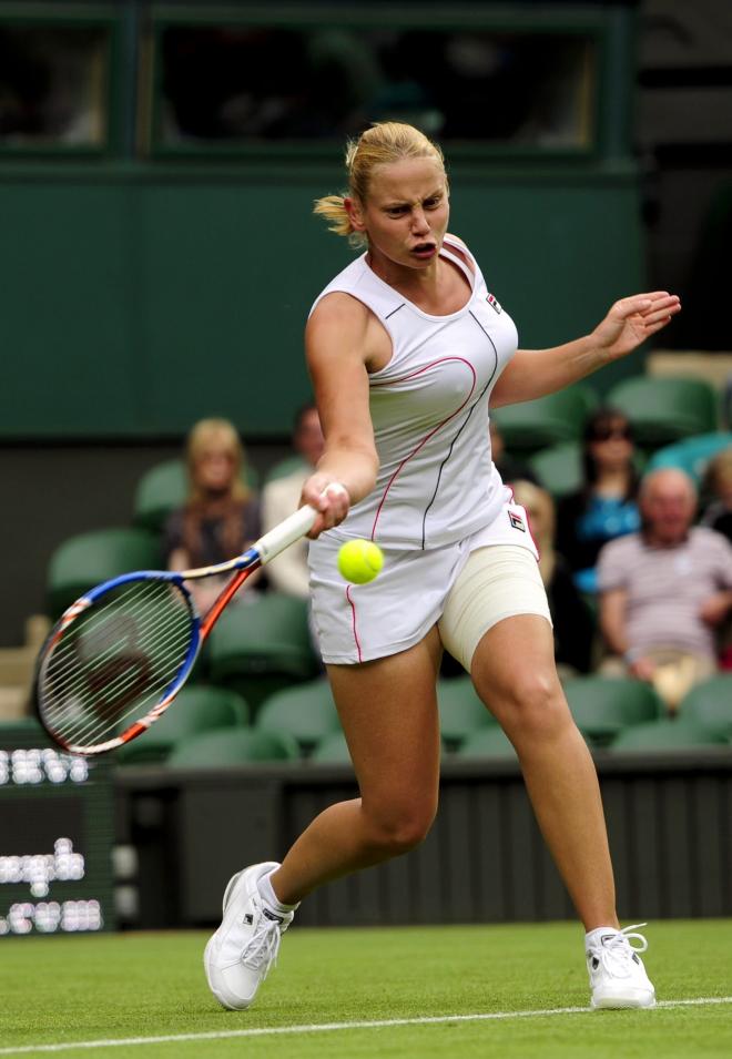 La extenista Jelena Dokic, durante un partido en Wimbledon (Foto: Cordon Press).