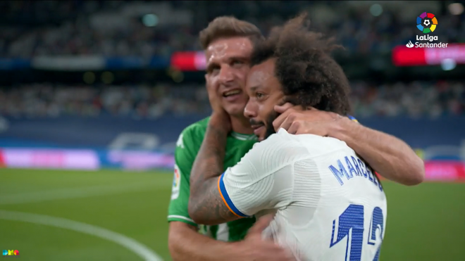 Joaquín y Marcelo, abrazados tras el Real Madrid-Betis.