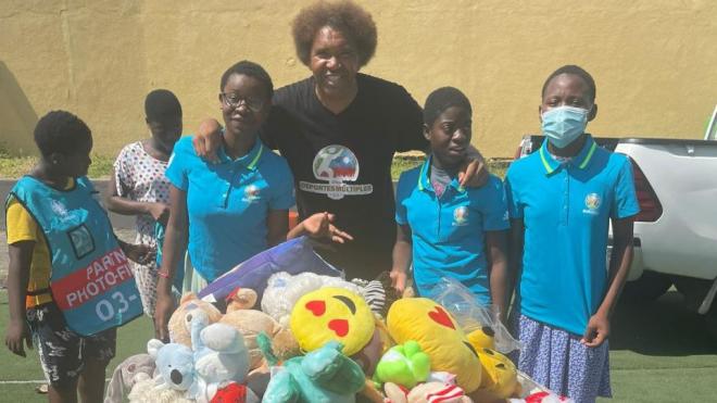 Benjamín con los peluches en Malabo (foto: Fundación Betis).