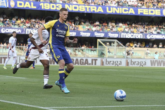 Ivan Ilic, objetivo del Atlético, en un partido con el Hellas Verona (Foto: Cordon Press).