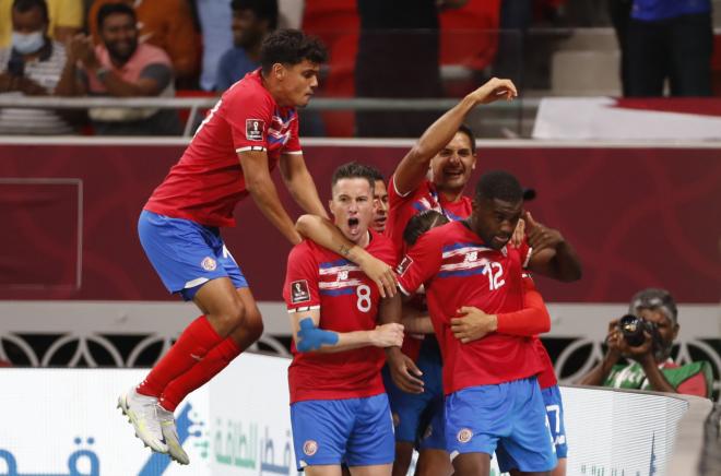 Los jugadores de Costa Rica celebran su gol ante Nueva Zelanda (Foto: EFE).