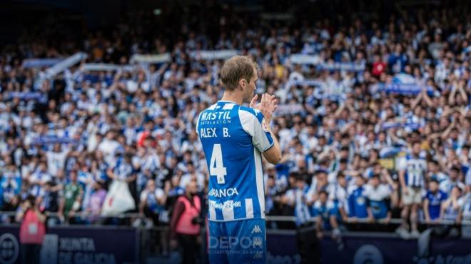 Álex Bergantiños con la grada del Deportivo tras la derrota en la final del play off (Foto: RCD)