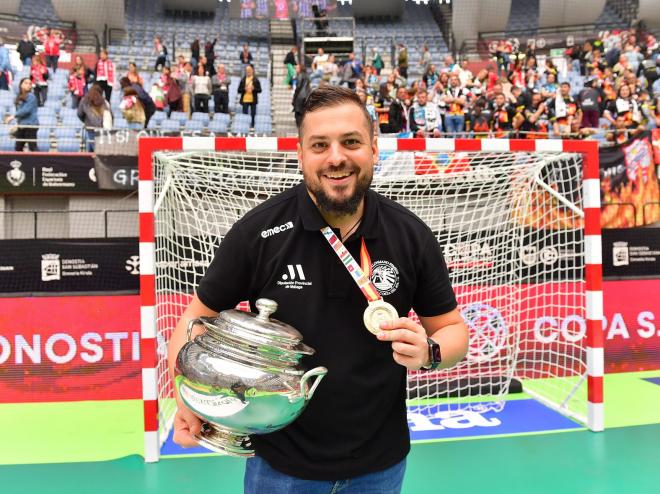 Suso Gallardo posa con la Copa de la Reina 2022.