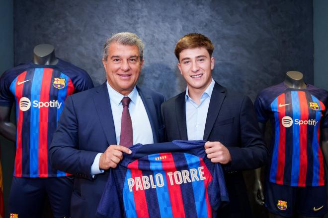 Laporta y Pablo Torres, en la presentación (FOTO: FC Barcelona).