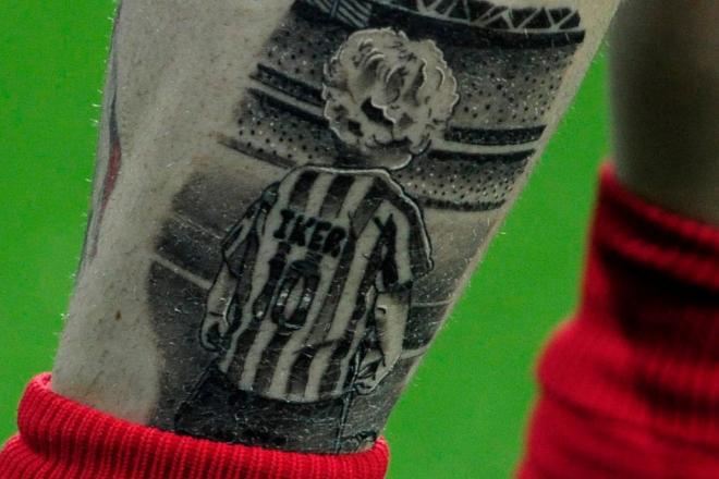 Un tatuaje de su hijo en la pierna del capitán Iker Muniain (Foto: Athletic Club).