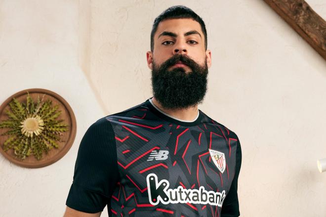 Asier Villalibre, con la nueva segunda camiseta (Foto: Athletic Club).