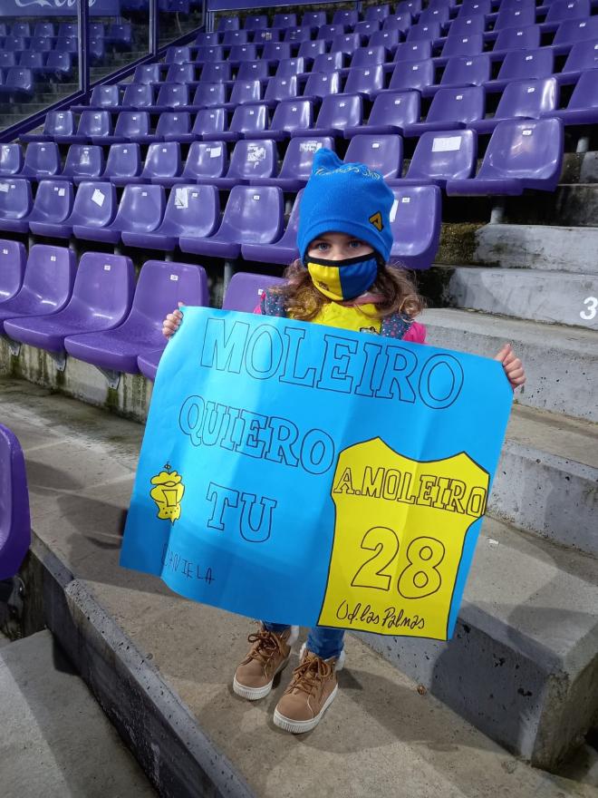 Daniela, pidiendo la camiseta a Alberto Moleiro (Foto: @AlexitoJC87).