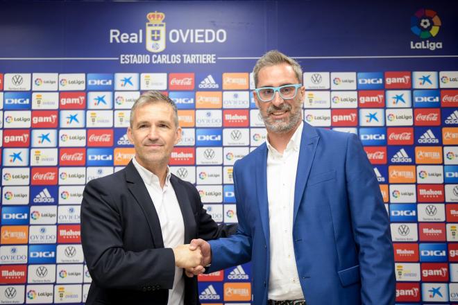 Tito Blanco y Bolo, durante la presentación del nuevo técnico (Foto: Real Oviedo).