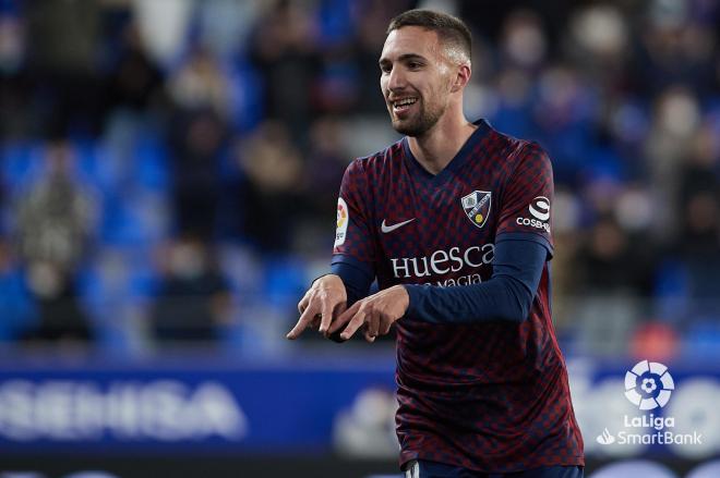 Darío Poveda, posible fichaje del Sporting, celebra un gol con la SD Huesca (Foto: LaLiga).