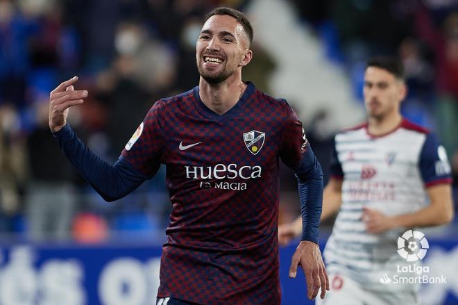 Darío Poveda celebra un gol con la SD Huesca (Foto: LaLiga).
