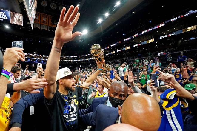 Curry, de los Warriors, celebrando el anillo (Foto: Cordon Press).