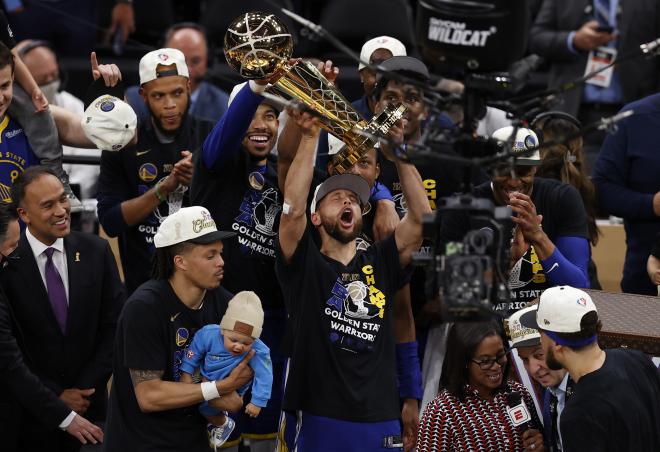 Stephen Curry celebra el título de la NBA 21/22 (Foto: EFE).