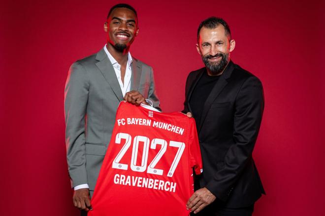 Ryan Gravenberch posa como uno de los fichajes del Bayern (Foto: Cordon Press).