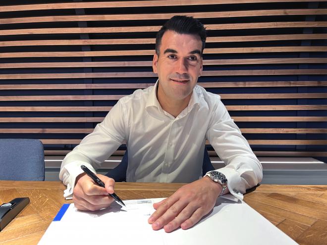 Manolo Reina firmando su contrato con el Málaga (Foto: MCF).
