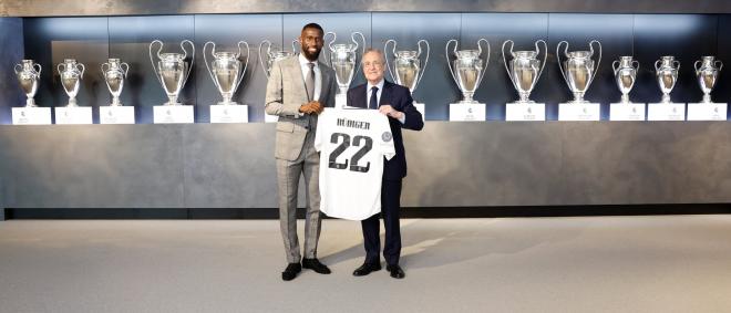 Antonio Rüdiger y Florentino Pérez posan con la camiseta del Real Madrid.