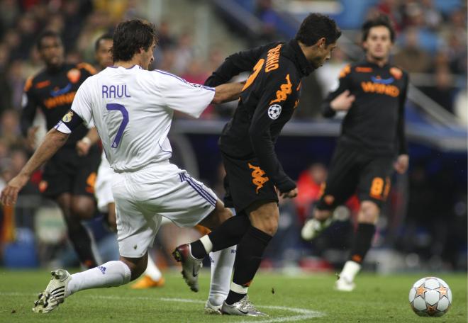 Raúl y Cicinho, durante un Real Madrid-Roma (Foto Cordon Press).