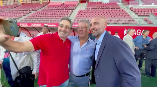 Monchi se hace una foto con dos socios del Sevilla.