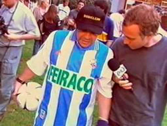 Diego Armando Maradona con la camiseta del Deportivo de Turu Flores (Antena 3)