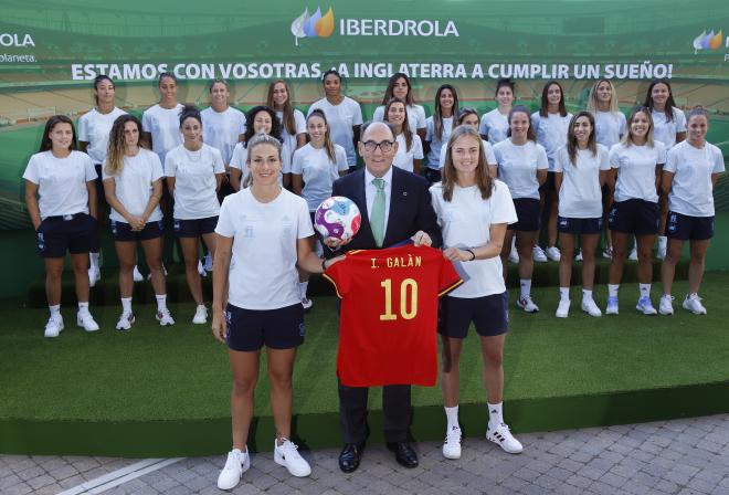 Javier Galán, presidente de Iberdrola, posa junto a la selección femenina.