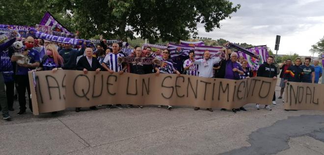 Afición del Real Valladolid protestan por el cambio de escudo.