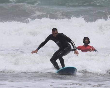 Borja Iglesias surfeando.