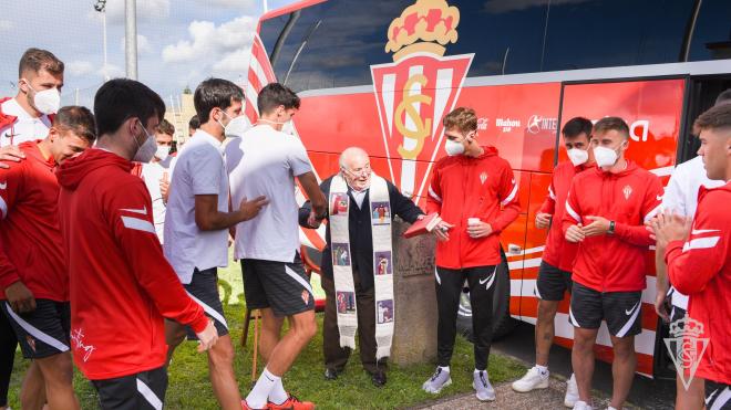 Fernando Fueyo con los jugadores del Sporting. Foto: Real Sporting.