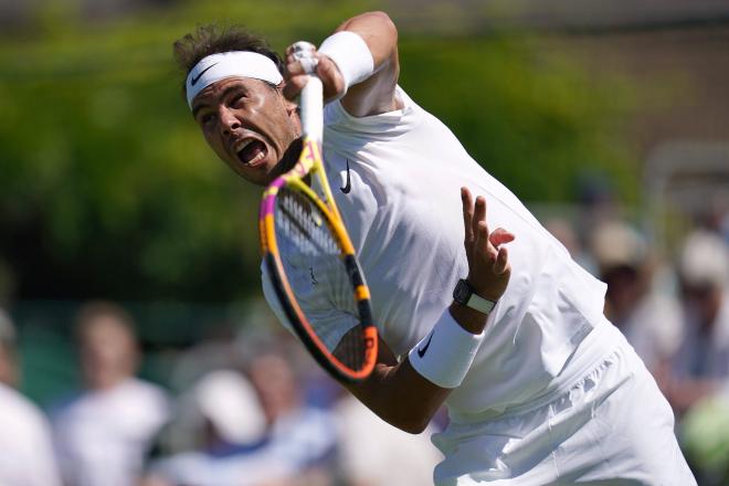 Rafa Nadal, durante un partido en Wimbledon (Foto: Cordon Press).