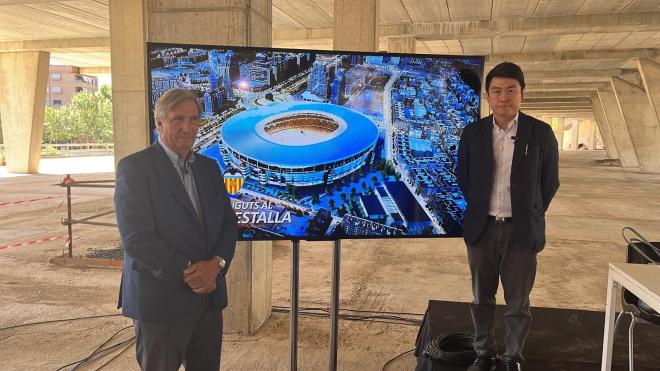 Mark Fenwick, arquitecto del Nou Mestalla, y Sean Bai, en la presentación del nuevo Estadio del Va