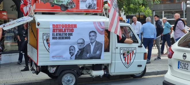 La furgoneta en apoyo del candidato a Presidente del Athletic Club Iñaki Arechabaleta (Foto: DMQ Bizkaia).