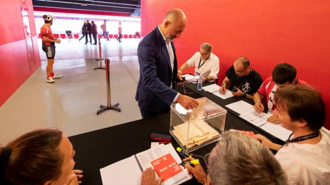 Aitor Elizegi vota en las últimas elecciones del Athletic Club, realizadas en 2022 en el campo de San Mamés (Foto: DMQ Bizkaia).