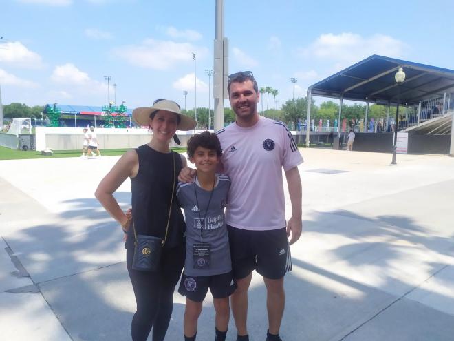 Lucas Penche, del Inter Miami, con sus padres.