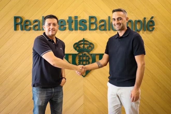 Miguel Calzado y Aitor Martínez estrechan sus manos (foto: Cantera RBB).