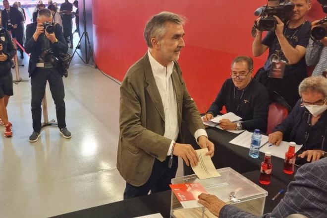 El candidato a presidente del Athletic Club Iñaki Arechabaleta votando en San Mamés (Foto: DMQ Bizkaia).