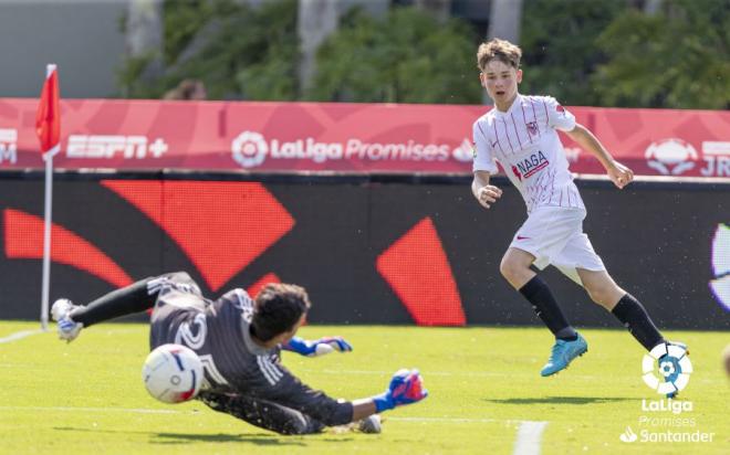 Ruso anota el primer gol del Sevilla FC con la ayuda del portero del Dallas FC.