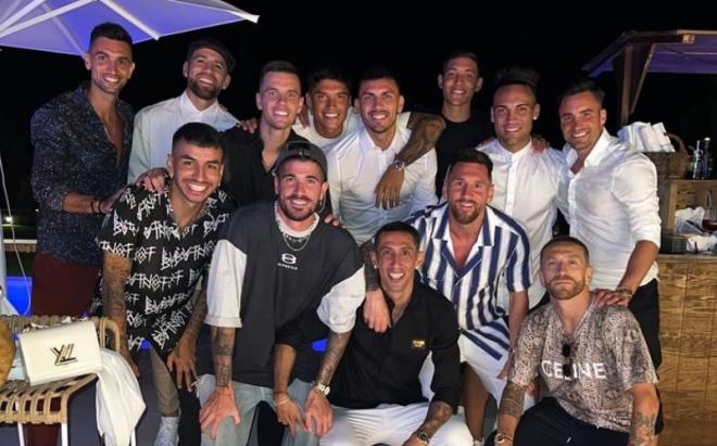 Leo Messi junto a compañeros de la selección argentina (FOTO: Instagram).
