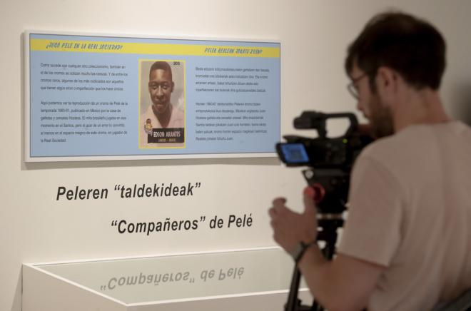 Cromo de Pelé con la Real Sociedad, en la exposición 'Lo tengo repe' (Foto: EFE).