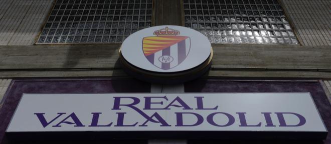 El nuevo escudo del Real Valladolid en el Estadio José Zorrilla (Foto: Efe).