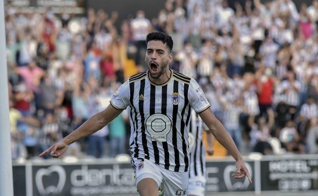 Gorka Pérez celebrando un gol con el Badajoz (Foto: Hoy)