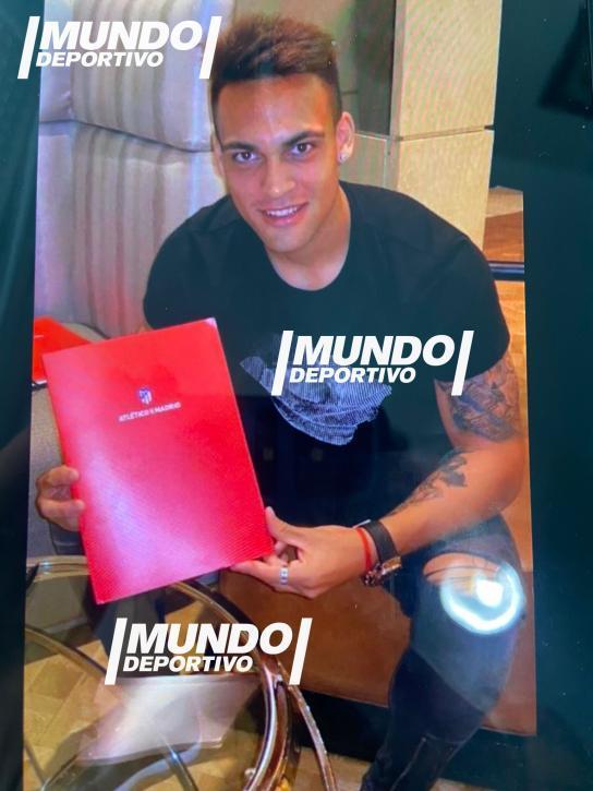 Lautaro con la carpeta del Atlético (FOTO: Mundo Deportivo).