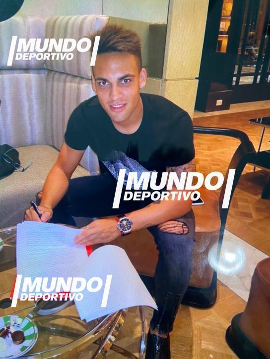 Lautaro, firmando unos documentos (FOTO: Mundo Deportivo).