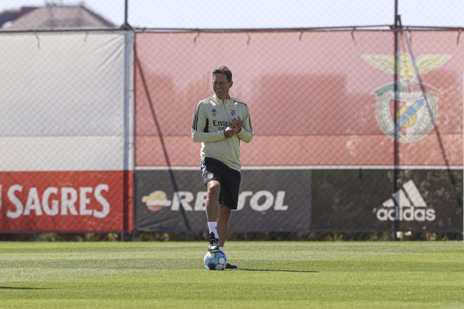 Roger Schmidt, en su primer entrenamiento al frente del Benfica (Foto: SLB).