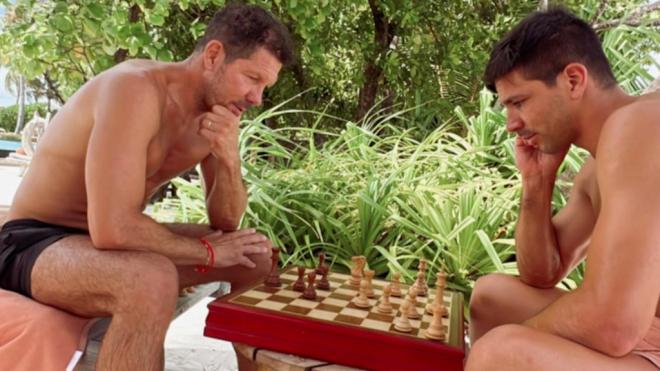 El Cholo Simeone juega al ajedrez con su hijo Giovanni, jugador del Hellas Verona.