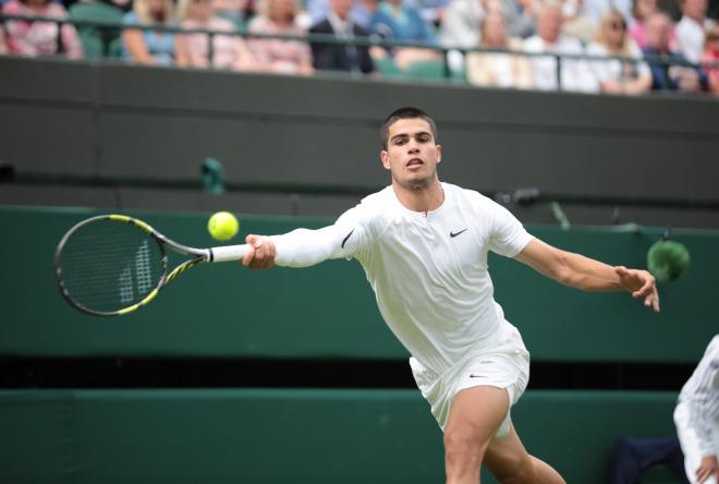 Carlos Alcaraz, en su debut en Wimbledon (Foto: Cordon Press).