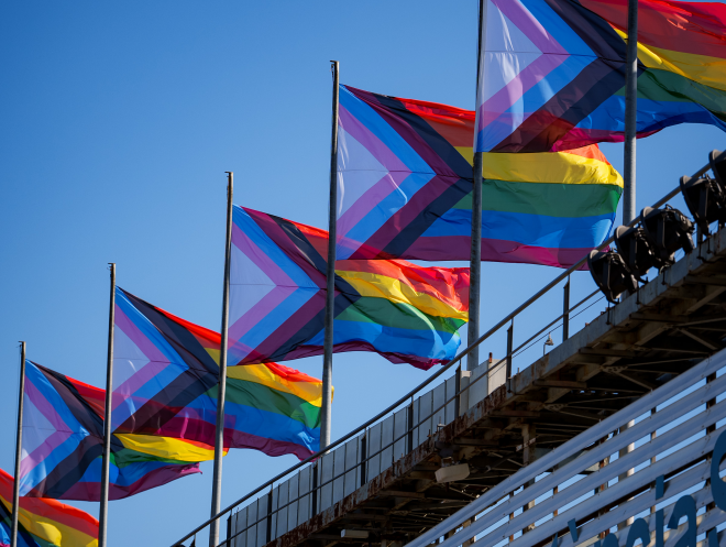 La bandera arcoiris, en lo alto del Camp Nou (Foto: FCB).