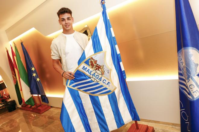 Andrés Caro, tras firmar su renovación con el Málaga (Foto: MCF).