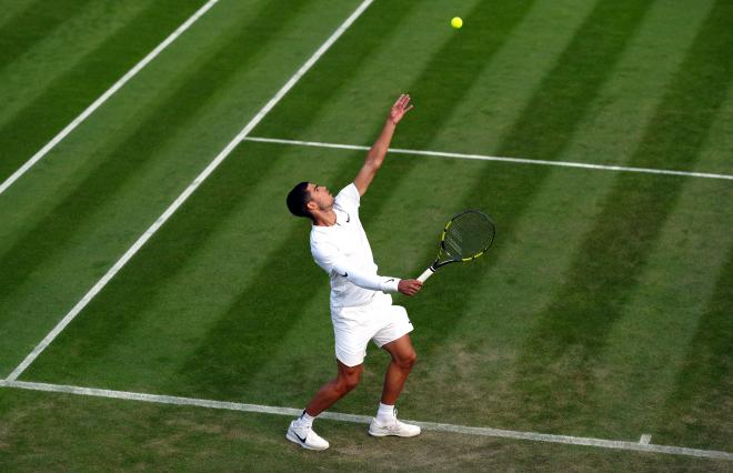 Carlos Alcaraz, en un partido en Wimbledon (Foto: Cordon Press).