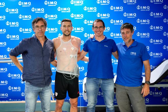 El alavés Oscar De Marcos, que estará de nuevo a las órdenes de Valverde, posa junto con el Doctor Lekue y sus colaboradores en el IMQ (Foto: Athletic Club).