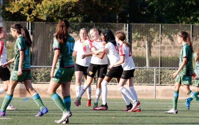 Los equipos de la II València Cup Girls entran en liza en una intensa jornada en el Jardín del Tu